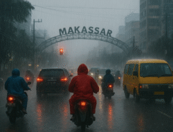 Musim Hujan Tiba, Sore Hari di Makassar Langsung Basah: Jas Hujan Jadi ‘Penyelamat’