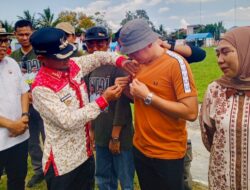 Andi Iqbal Walinono Terima Pin Emas PBB-P2 dari Bupati Bone Andi Asman Sulaiman