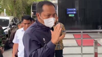 Sempat Kabur dan Tabrak Petugas, Kasi Datun Kejari HSU Taruna Fariadi Tiba di KPK