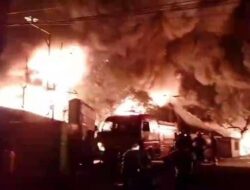 Kebakaran Hebat Pabrik Sandal di Medan Deli Belum Padam hingga Pagi, 20 Mobil Damkar Dikerahkan